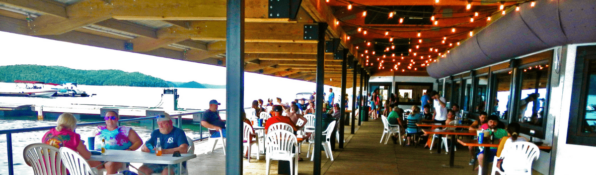 Photo of outdoor diners at Rowena View Cafe